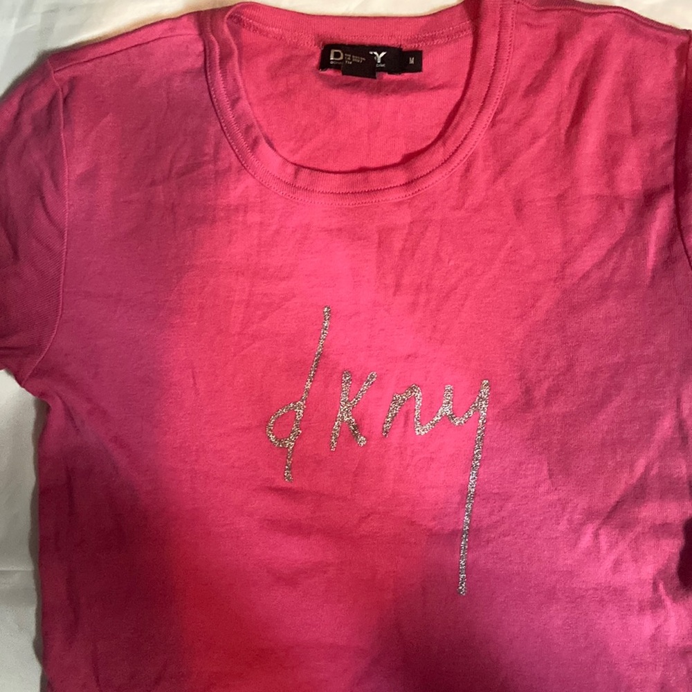 DKNY PINK TEE w/ SILVER LOGO — SIZE MEDIUM